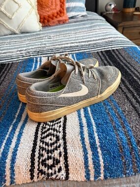Nike Men’s Gray Knit Sneakers with Cream Swoosh and Tan Sole